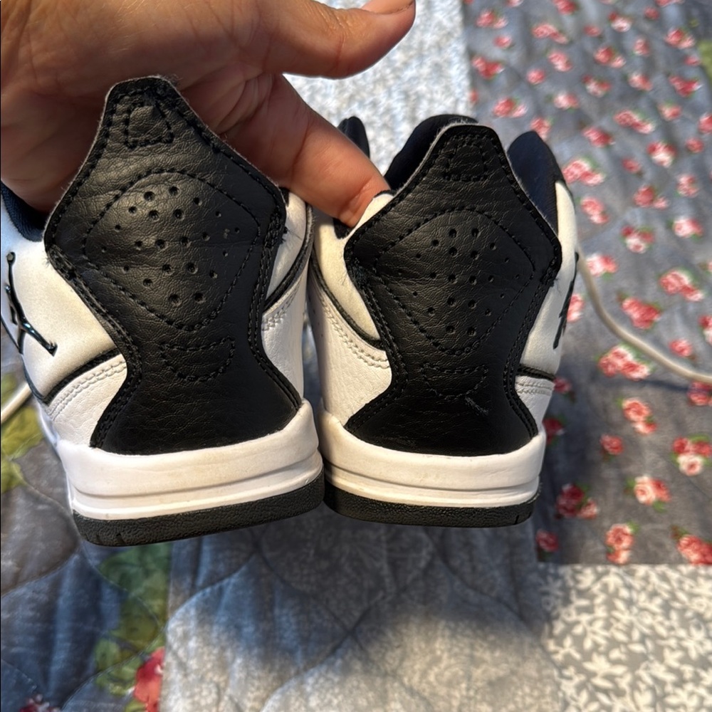 Nike White and Black Sneakers Classic Design - Picture 5 of 8